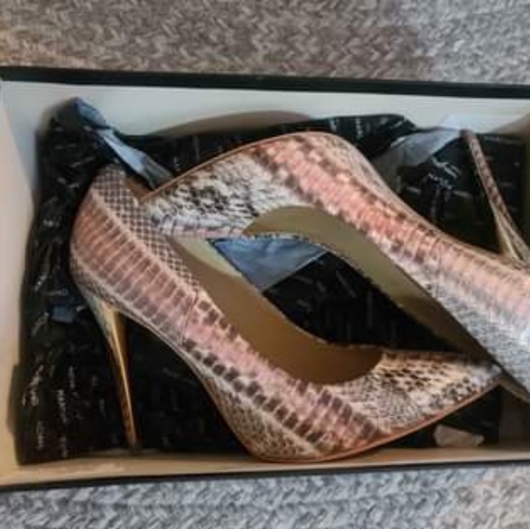 Pointed Snakeskin Pump - Picture 5 of 6